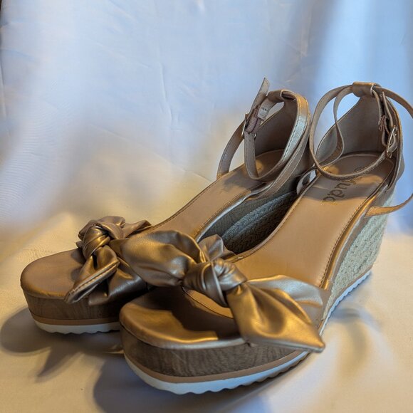 MUDD Gold Espadrille Wedges Size 9 - Picture 1 of 4